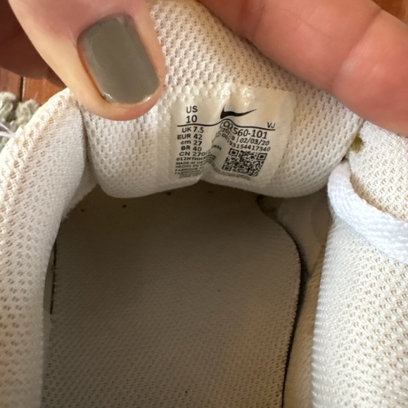 Nike Air Max White and Black Men's Sneakers - Picture 4 of 6